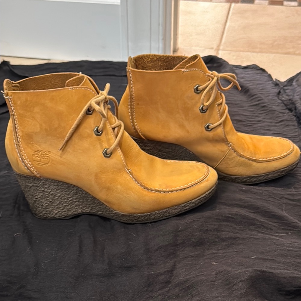 Timberland Women's Size 7.5
Monogram Wallaby Wedge Boots
Tan Leather Booties